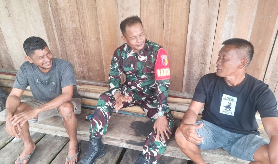 Bahas Bahan Pokok, Babinramil 02 Muara Siberut Sharing Dengan Pedagang.