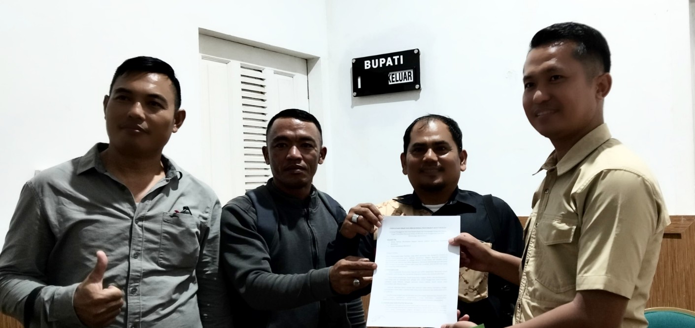 Serahkan Berkas Tanda Tangan Kepada Bupati Mentawai, Ini Harapan Warga Desa Betumonga Terkait Lahan di Plang Satgas PKH