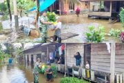 Kodim 0319 Mentawai Salurkan Bantuan Sembako Kepada Warga Terdampak Banjir di Siberut Selatan