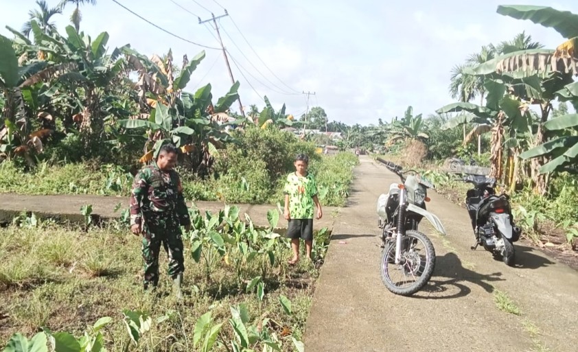 Pantau Wilayah, Babinramil 01 Sikabaluan Sharing Dengan Warga Bahas Pembersihan Material Banjir 