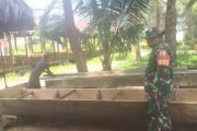 Babinramil 01 Sikabaluan Bantu Warga Buat Perahu