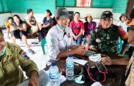Peduli, Babinsa Dampingi Petugas Puskesmas Cek Kesehatan Masyarakat.