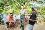 Monitor Wilayah, Babinsa Berinteraksi Dengan Pedagang di Dusun Pokai