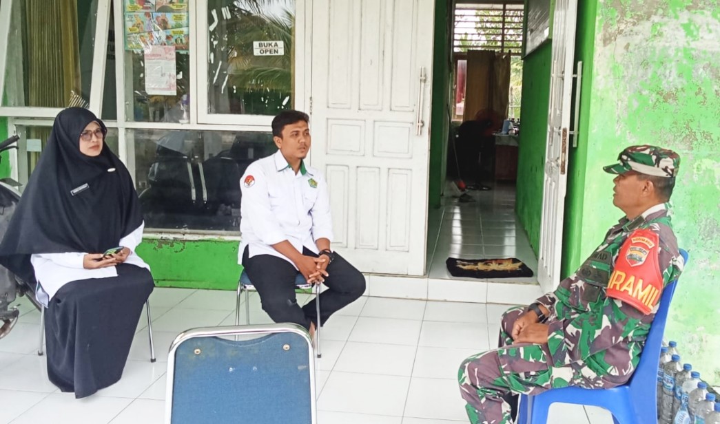 Bahas Ketersediaan Sembako, Danramil Sikabaluan Komsos Bersama Staf Log Camat Siberut Utara