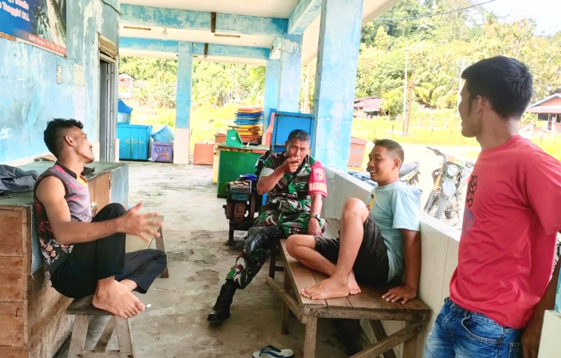 Motivasi Pedagang Ikan, Babinsa Ajak Tingkatkan Perekonomian Warga 