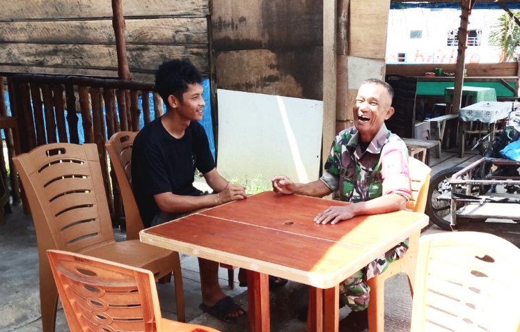 Melalui Komsos, Babinsa Sikakap Jalin Komunikasi Bersama Buruh Pelabuhan