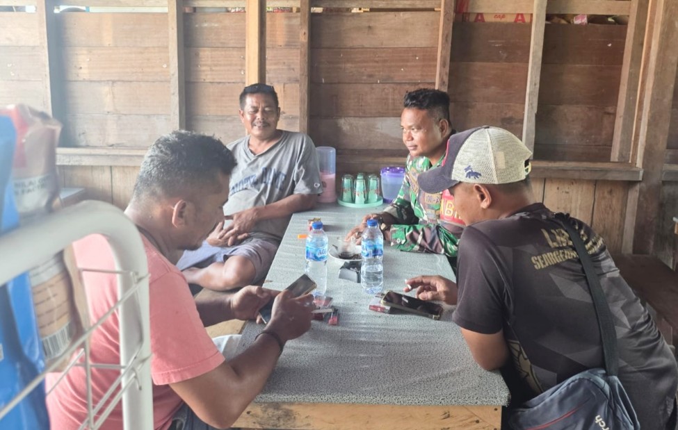 Sharing Bersama Sopir Mobil Pick Up, Babinsa Bahas Peningkatan Penghasilan 