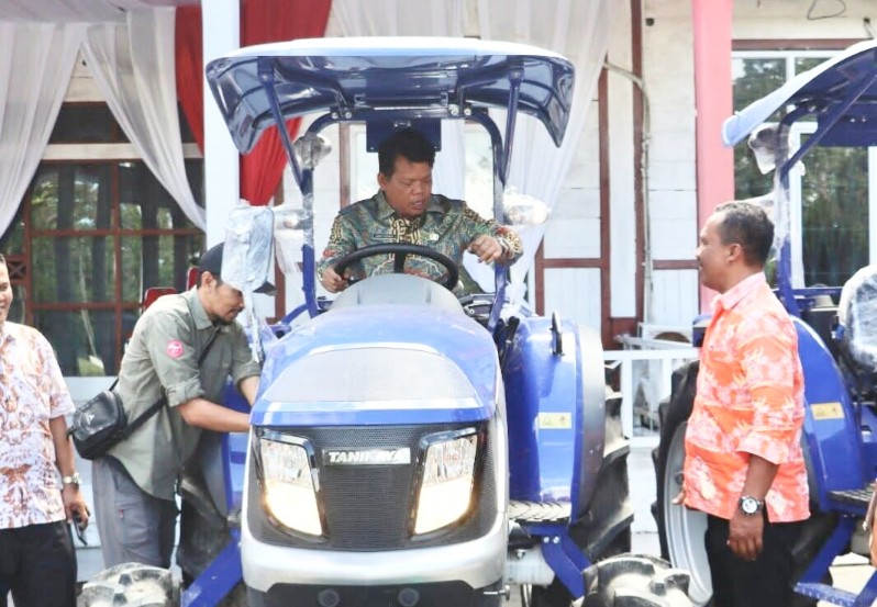Terima Bantuan 5 Unit Alsintan dan 86 Hand Sprayer, Wabup Jakop Berharap Dapat Memperkuat Sektor Pertanian