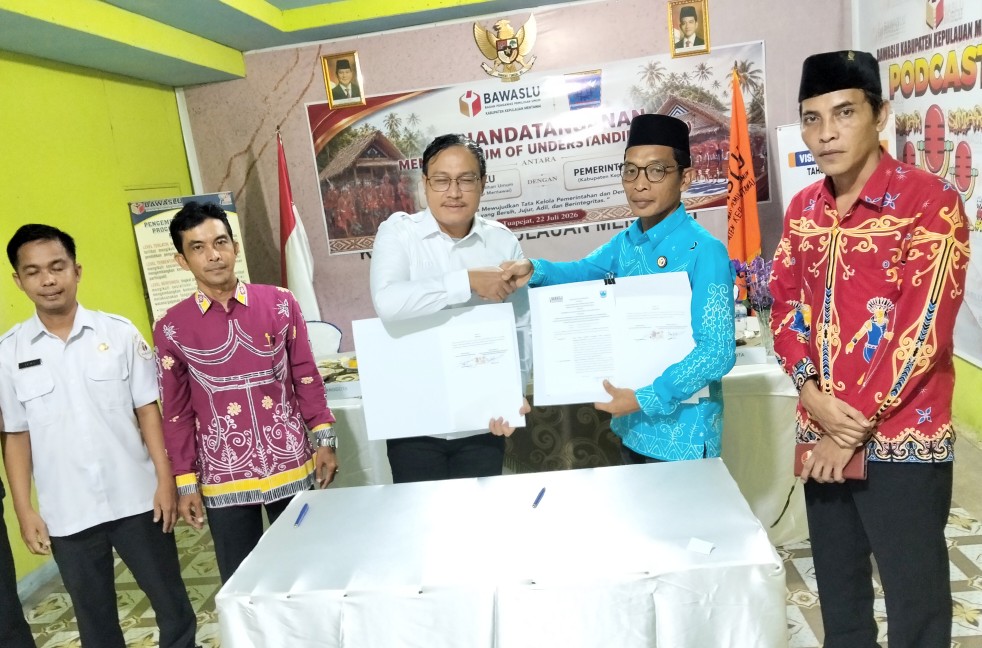 Perkuat Kelembagaan, Bawaslu Mentawai Teken MOU Dengan Pemkab, Ini Harapan Bupati 