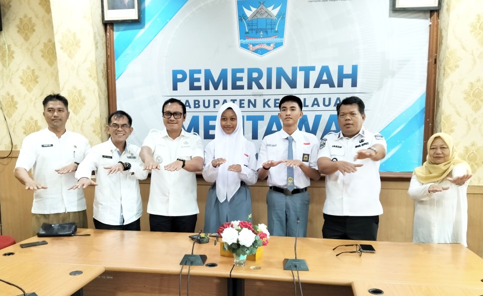 Bupati Rinto Lepas Dua Pelajar Pasukan Paskibraka Tingkat Provinsi Sumbar