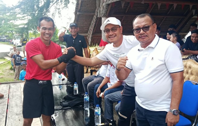 Menang TKO, Atlet Mentawai Cabor MMA Sastra Wandi Mendapat Apresiasi Dari Bupati Rinto