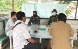 Jalin Silahturahmi, Dua Anggota Satgas TMMD Ini Bangun Komunikasi di Warung Kopi