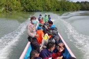 Suka Duka Polsek Sikakap Dampingi Tim Nakes Tracking Warga di Pulau Terluar