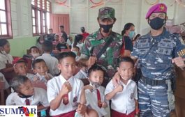 Babinsa Sikakap Dampingi 142 Anak Ikut Vaksinasi di SD 18 Saumanganyak