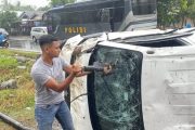 Mobil Pembawa Uang ATM Terbalik di Jalan Lintas Batang Gasan