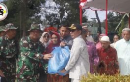 Masyarakat Mentawai Terima Paket Sembako di Pembukaan TMMD Ke-116