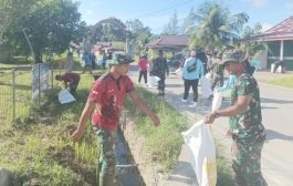 Aksi Bersih Satgas TMMD Bersama Warga Sepanjang Jalan Desa Sipora Jaya.