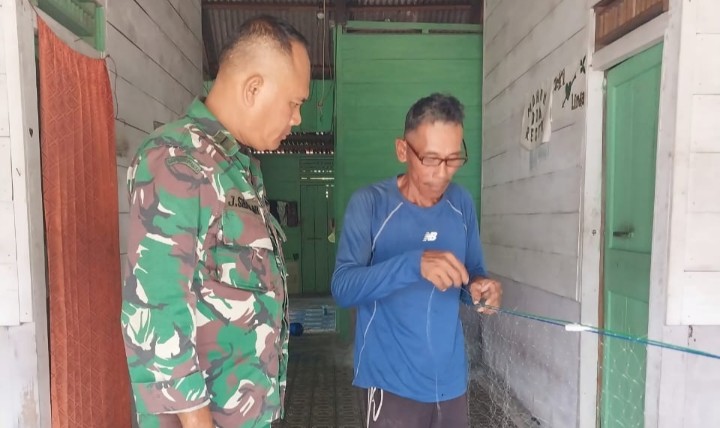Sambangi Warga, Pawas TMMD Ke-116 Bantu Pembuatan Jaring Ikan Nelayan