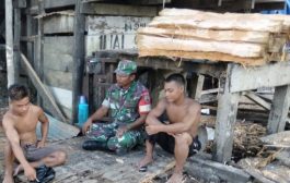 Babinsa Serka Sopian Edukasi Penjual Sagu Melalui Komsos
