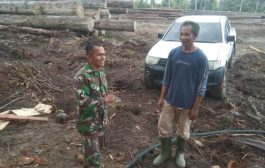 Komsos Babinsa Serda Sudirman Dengan Warga Binaan Bahas Pembuatan Rumah dan Biaya Tukang