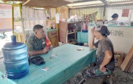 Babinsa Serda P Situngkir Komsos Dengan Pedagang di Desa Matobe