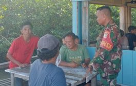 Bahas Aktivitas Kapal, Babinsa Serda Muskhandar Komsos Dengan ABK Kapal Anugrah