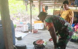 Bantu Warga Kurang Mampu Melalui Prajurit Masuk Dapur di Dusun Pokai