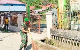 Motivasi Warga, Personel Koramil 04 Sikakap Lakukan Giat Jumat Bersih