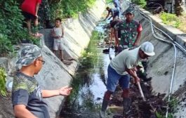 Jumat Bersih, Koramil 02 Muara Siberut Bersama Warga Bersihkan Saluran Parit dan Pinggir Jalan 