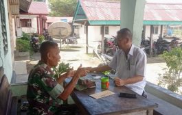 Babinsa Koramil 04/Sikakap, Komsos Bersama Pegawai Kantor Camat Bahas Perkembangan Perekonomian Masyarakat 