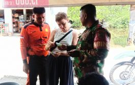 Bahas Wisata, Babinsa Serda Muskhandar Komsos Dengan Warga Italia