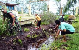Babinramil 02 Muara Siberut Goro Bersama Bersihkan Lingkungan Masjid