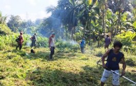 Jaga Lingkungan Tetap Bersih, Babinsa Serda Chairul Goro Bersama Dengan Warga