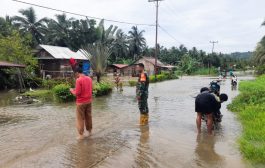 Babinramil 03 Sipora Pantau Wilayah Terdampak Banjir di Dua Desa