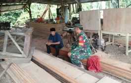Berbincang Soal Usaha, Babinramil 03 Sipora Sambangi Tukang Perabot