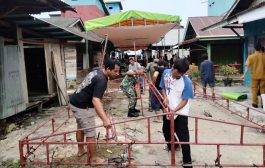 Babinramil 02 Muara Siberut Bantu Warga Dirikan Tenda Untuk Hajatan