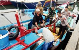 Satgas TMMD Bantu Nelayan Bongkar Muat Ikan dan Es Balok di Dermaga TPI Tuapeijat