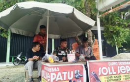 Jalin Keakraban, Satgas TMMD Komsos Dengan Tukang Sol Sepatu di Dusun Jati