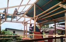 Rehab Rumah Rudi Tafa'nao, Satgas TMMD Lakukan Pemasangan Atap 