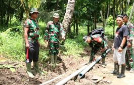 Pasiter Kodim 0319 Mentawai Tinjau Pemasangan Pipa Air Bersih di Desa Nemnem Leleu
