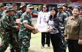 Pembagian Sembako Kepada Warga Warnai Penutupan TMMD di Mentawai