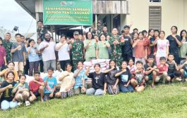 Kasiter Korem 032/Wbr Serahkan Bantuan Sembako di Yayasan Kaum Mentawai