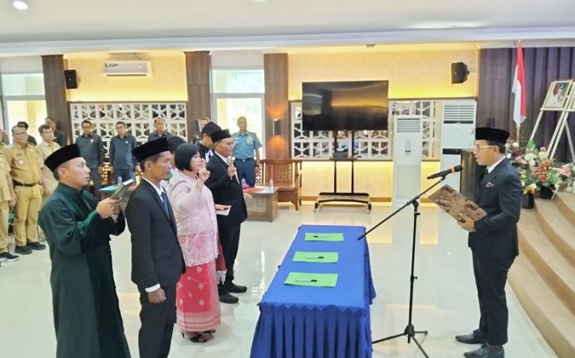 20 Pejabat Administrator dan Fungsional di Lantik, Bupati Rinto Berikan Tugas Kepada Camat Tuntaskan Sampah dan Penduduk 