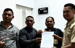 Serahkan Berkas Tanda Tangan Kepada Bupati Mentawai, Ini Harapan Warga Desa Betumonga Terkait Lahan di Plang Satgas PKH