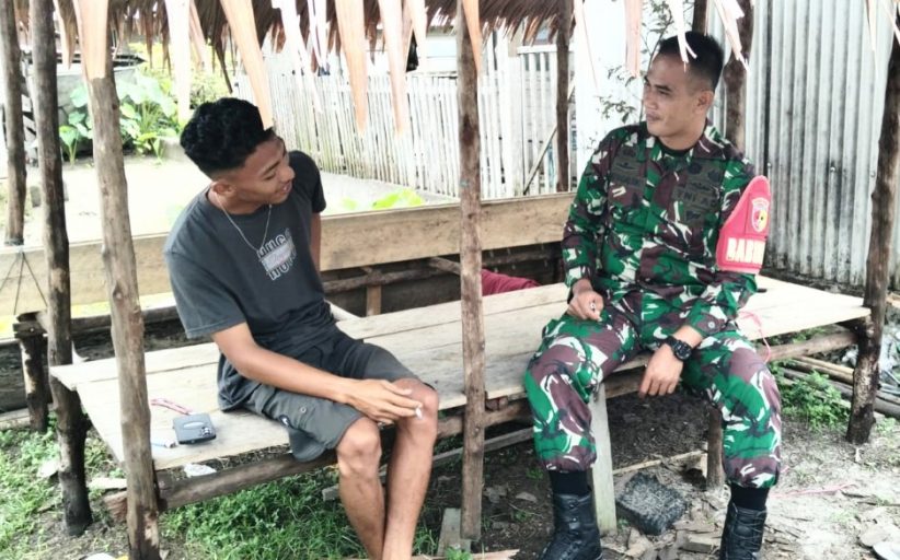 Sambangi Warga Nelayan Babinsa Muara Siberut Berikan Motivasi 