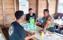 Sambangi Kapten Kapal Anugerah, Babinsa Bahas Fasilitas Kapal dan Pelayaran