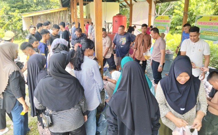 Polres Mentawai Bagikan Daging Qurban Kepada Masyarakat Hingga Daerah Sulit Terjangkau