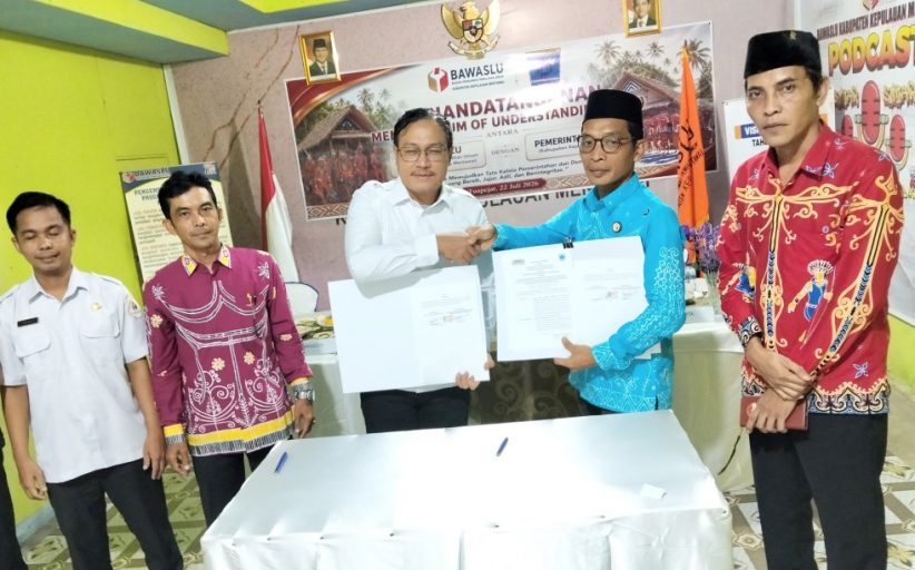 Perkuat Kelembagaan, Bawaslu Mentawai Teken MOU Dengan Pemkab, Ini Harapan Bupati 